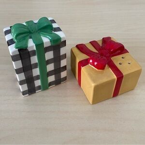 hallmark christmas salt & pepper shaker